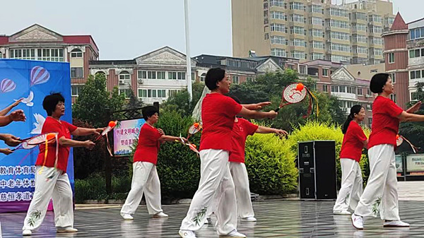 8月8日，在临漳县建安文化广场太极柔力球展示。冯静摄