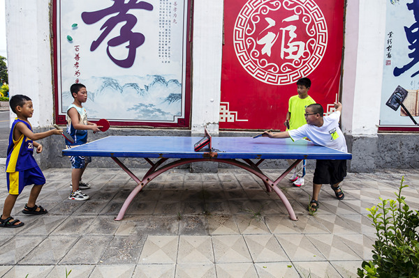8月7日，邯郸市复兴区二六七二街道东高河村，孩子们在进行乡村乒乓球赛。聂长青摄