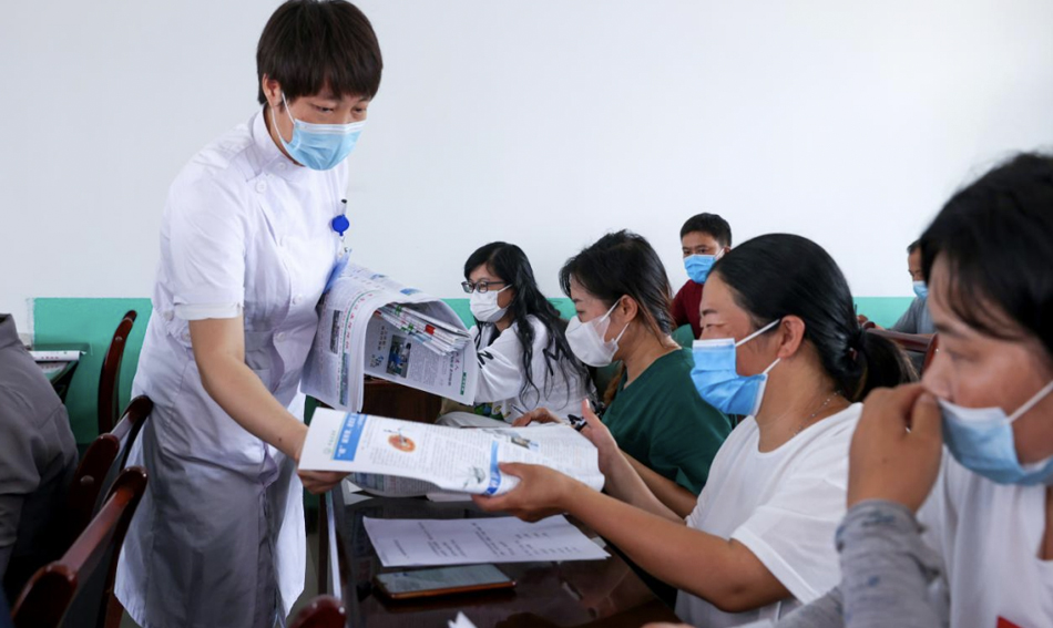 在唐山市丰南区大新庄镇卫生院,医疗专家为当地居民讲解健康知识。万春摄