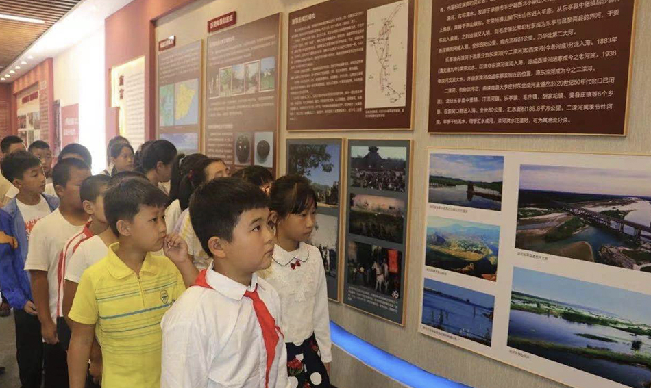 胡家坨镇新时代文明实践所开展“寻访红色记忆”活动,组织镇北九小学学生参观木瓜口村红色革命记忆馆。韩雨宣摄