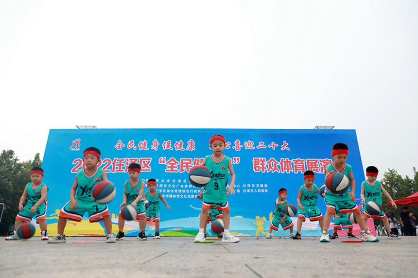 河北省邢台市任泽区的小朋友在表演篮球操。 宋杰摄