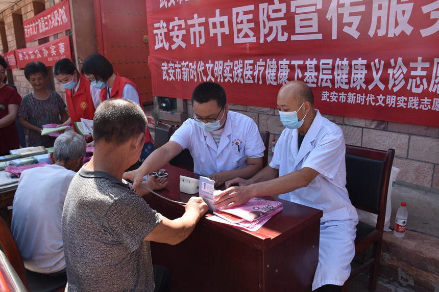 武安市中醫院醫護人員在開展志願服務活動。李樹鋒攝