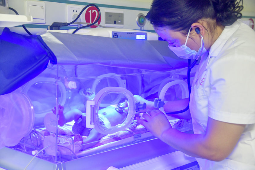 为婴儿做蓝光照射治疗。杨海斌摄