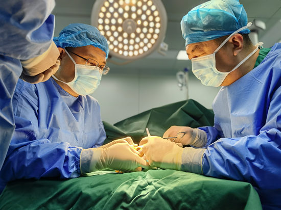 吳昊天正在為患者進行手術。河北醫科大學第三醫院供圖