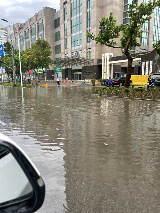 8月22日，石家庄遭遇暴雨，路面积水严重。张复轩摄