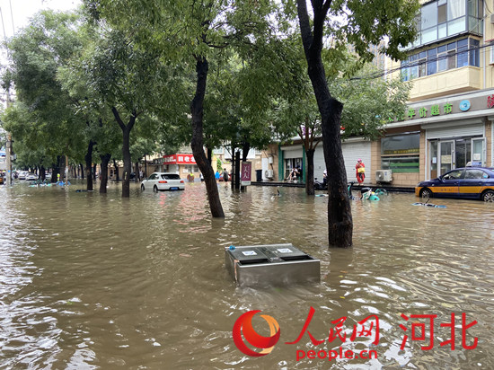 8月22日，石家庄遭遇暴雨，路面积水严重。人民网付兆飒摄