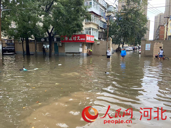 8月22日，石家庄遭遇暴雨，路面积水严重。人民网付兆飒摄
