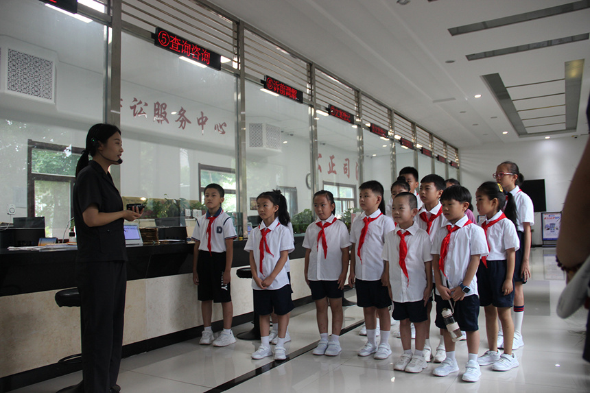 学生们参观保定市高阳县人民法院诉讼服务中心。 冉宁摄