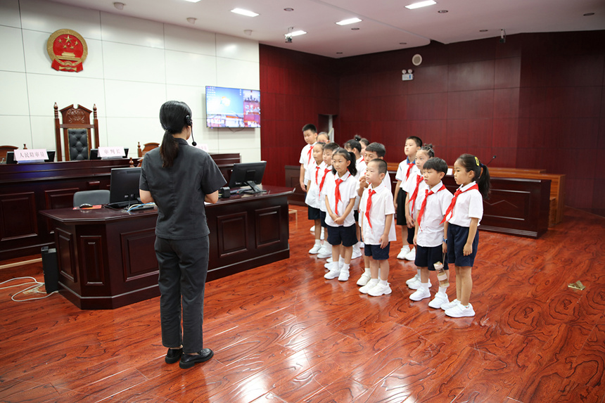 学生们参观大审判庭。 冉宁摄