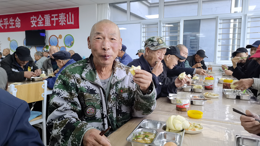 张北县公会镇幸福港湾养老院老人们正在用餐。席卫琴摄