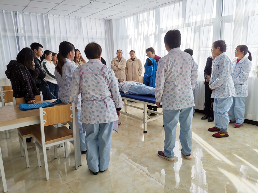 張北縣公會鎮幸福港灣養老院正在舉行護工培訓活動。 石炎夏攝