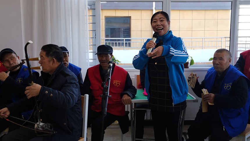 張北縣公會鎮幸福港灣養老院正在舉行文藝表演活動。 石炎夏攝