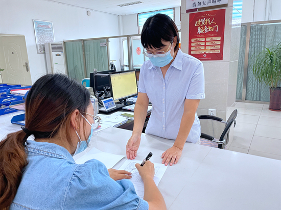 博野县审批局工作人员指导企业现场填写材料。 林泽军摄