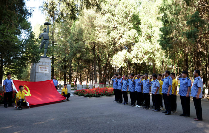 近日，隆化站区干部职工在董存瑞烈士陵园重温入党誓词。 北京铁路局供图