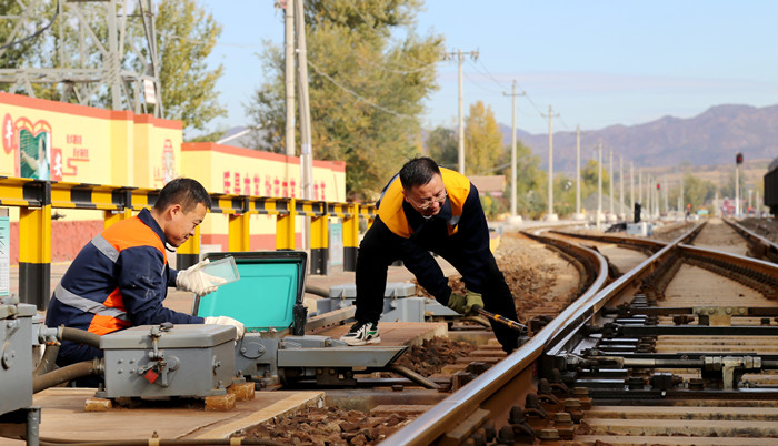 隆化站区电务、工务职工正在工作。 北京铁路局供图