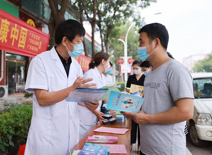 在河北省邢台市广宗县府前街，医务人员为当地居民普及残疾预防知识。 梁智晓摄
