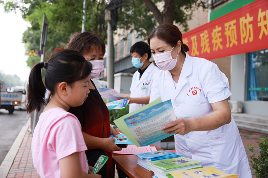 在河北省邢台市广宗县府前街，医务人员为当地居民普及残疾预防知识。 梁智晓摄
