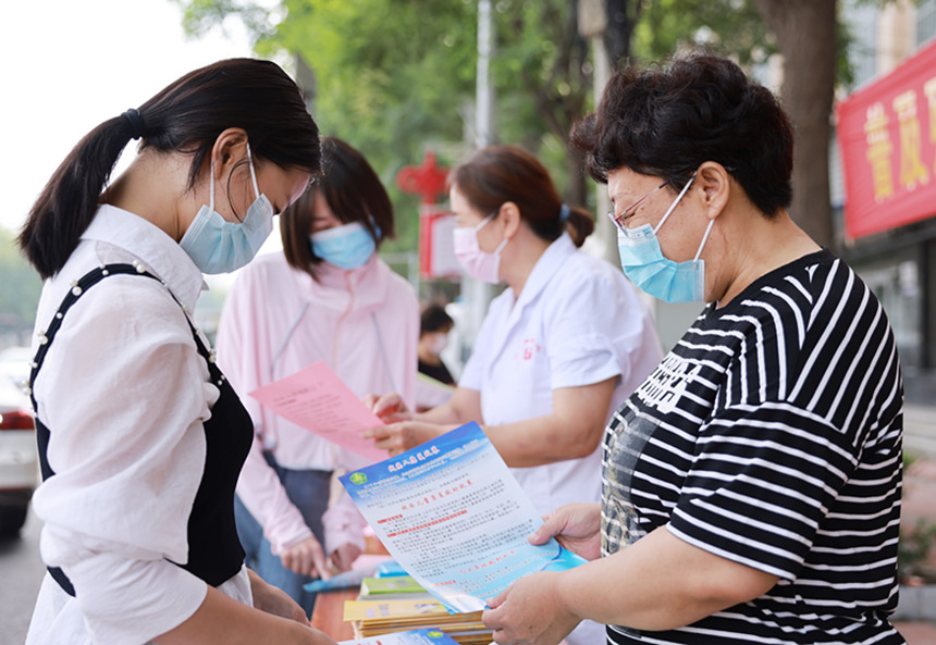 在河北省邢台市广宗县府前街，医务人员为当地居民普及残疾预防知识。 梁智晓摄