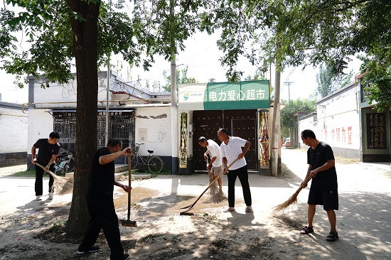 博野县耿庄村驻村工作队员和村民共同打扫卫生。 耿琦摄