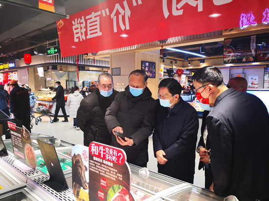 邯郸市市场监管局党组书记、局长吴从江（左三）带队到食品超市现场督查食品安全工作。邯郸市市场监管局供图