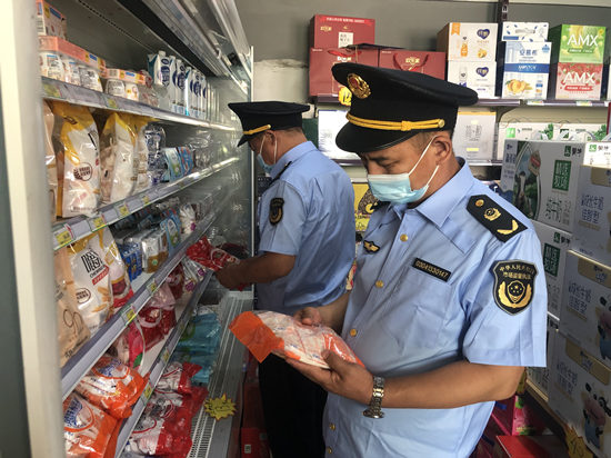 执法人员在农村食品小超市监督检查食品安全。邯郸市市场监管局供图