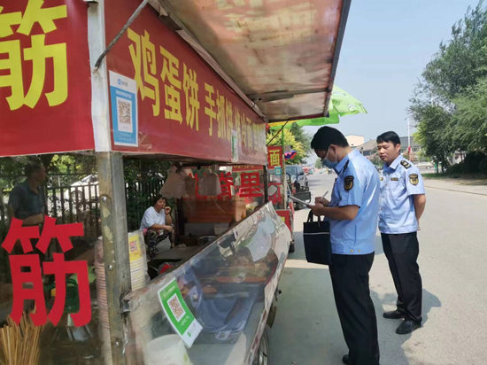 執法人員對農村“三小”食品進行整治。邯鄲市市場監管局供圖