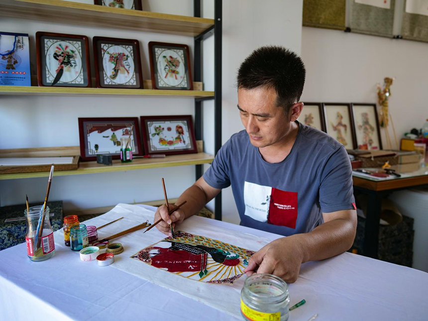 唐山市丰南区皮影雕刻艺人杨玉辉正在创作皮影雕刻作品。崔光摄
