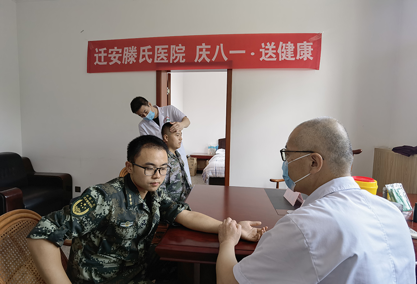 迁安市政协义诊团队为子弟兵们进行诊疗服务。刘建新摄