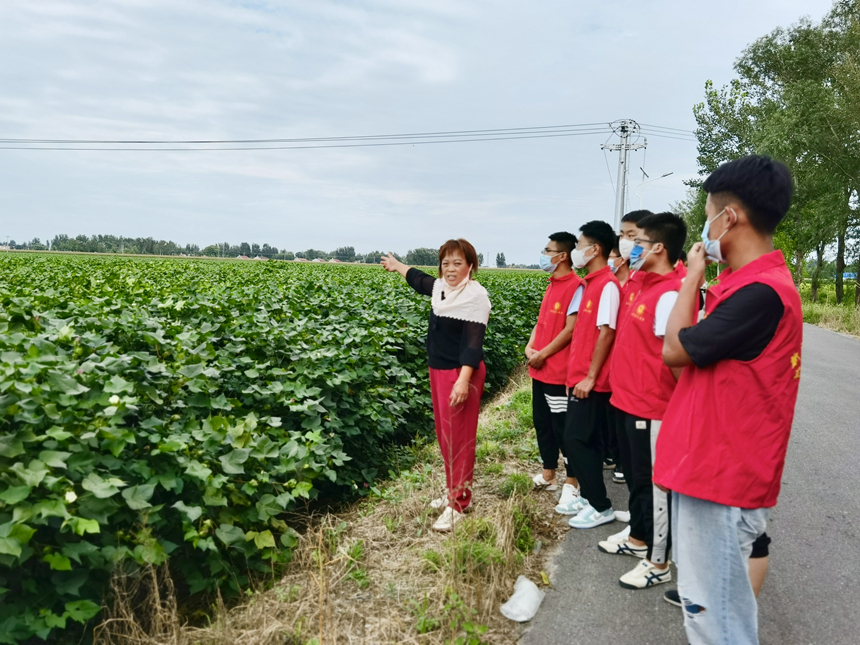 合作社负责人给返乡大学生介绍本土种植的优势。 吴广征摄