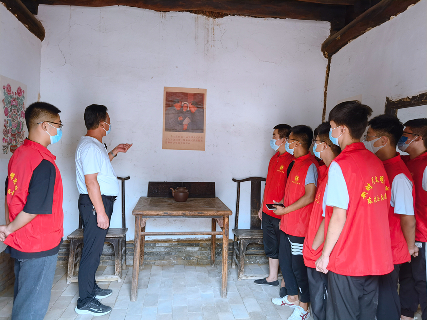 大学生们在任庄村民俗文化馆参观学习。吴广征摄