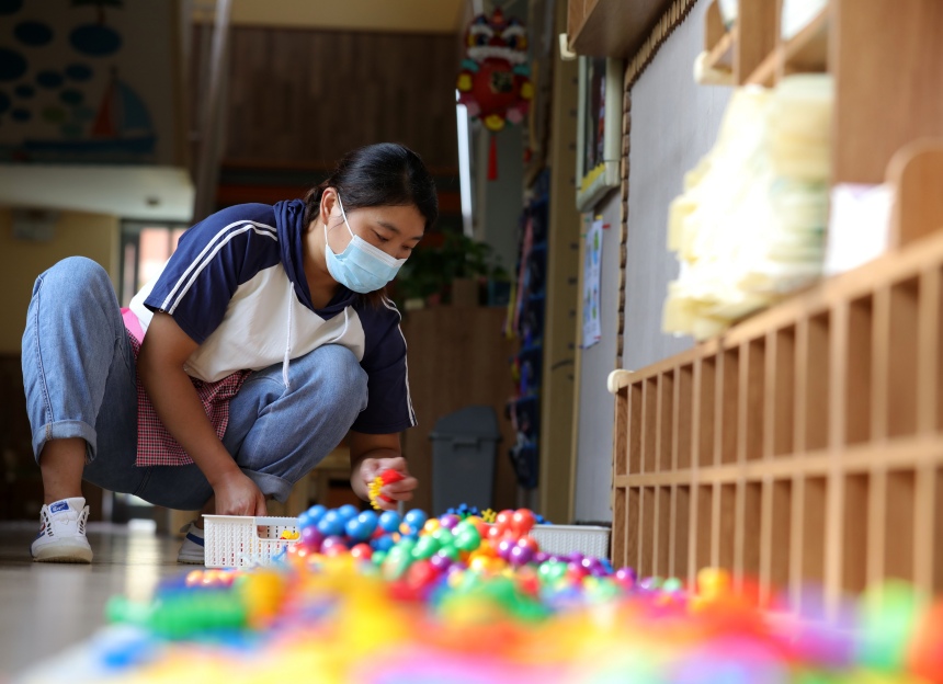 近日，河北省邢台市广宗县第二幼儿园的老师在整理清洁消毒后的小型玩具。 王垒摄