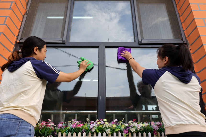 近日，河北省邢台市广宗县第二幼儿园的老师们在擦拭玻璃。 王垒摄