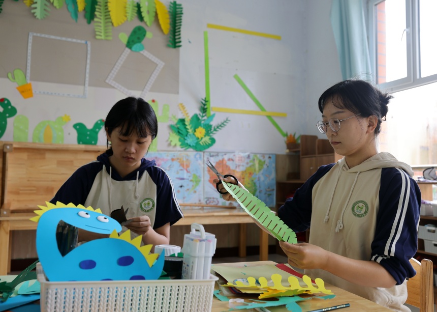 近日，河北省邢台市广宗县第二幼儿园的老师们在进行环创制作。 王垒摄