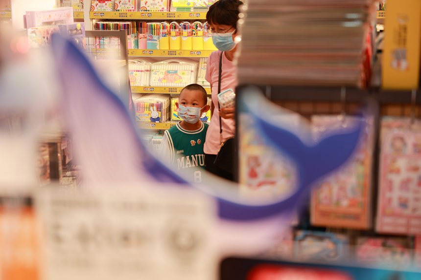 日前，在河北省邯鄲市一家文具店，居民帶領孩子在購買文具。李昊攝