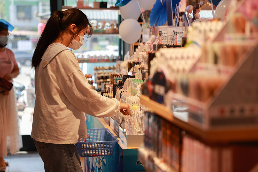 日前，在河北省邯鄲市一家文具店，學生在挑選文具。李昊攝