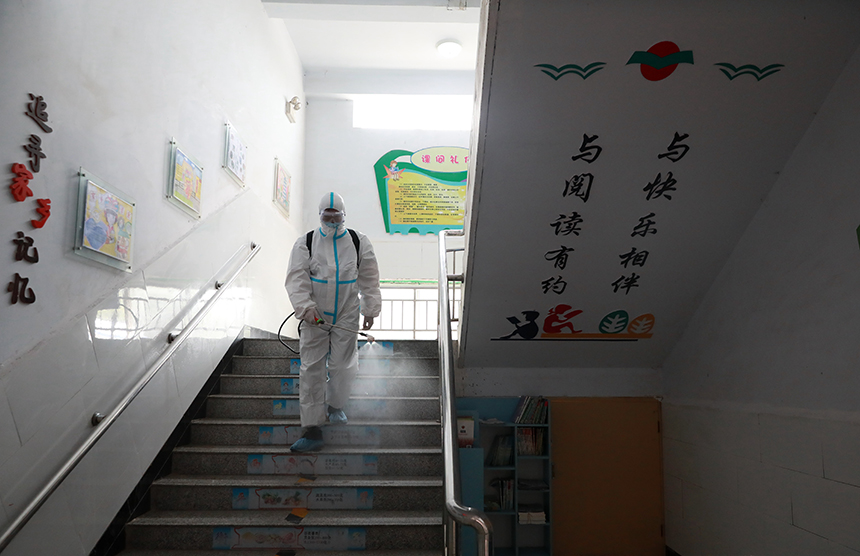 河北省邢台市任泽区昌平路小学工作人员对教学楼进行消杀作业。 宋杰摄