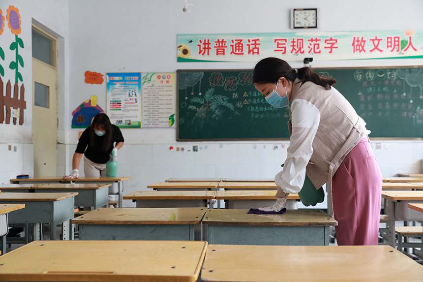 河北省邢台市任澤區昌平路小學工作人員在整理教室衛生。 宋杰攝