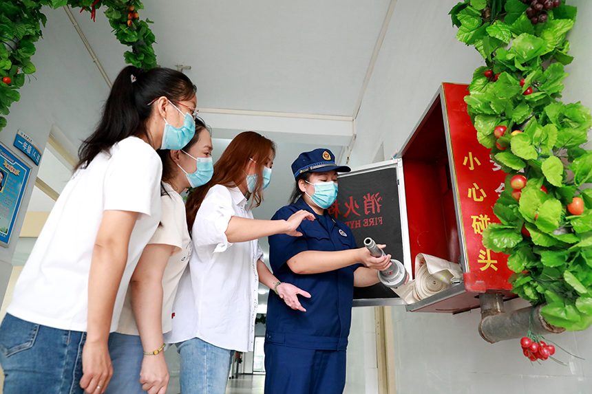 河北省邢台市任泽区消防救援大队队员在为老师们讲解消防栓使用方法。  陈惠浩摄