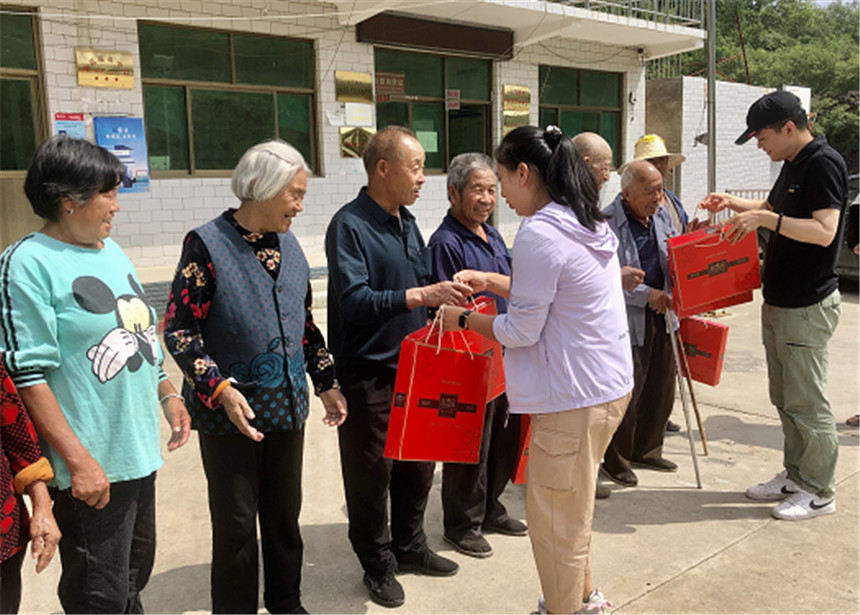 博士支教团给该村老人送上中秋慰问。 许晓达摄