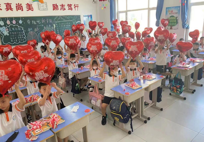 东光县第三实验小学为孩子们准备精美的开学礼物。周玉红摄