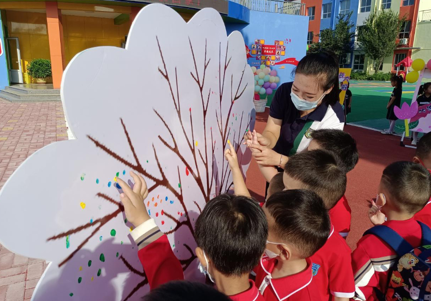 东光县第一幼儿园新入园的孩子们在成长树上按下七彩指印。陈金平摄
