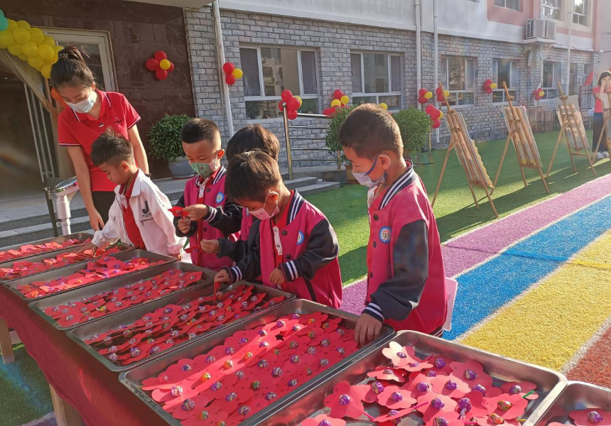 东光县第一幼儿园分园为孩子们准备“小红花”棒棒糖。吴红稳摄