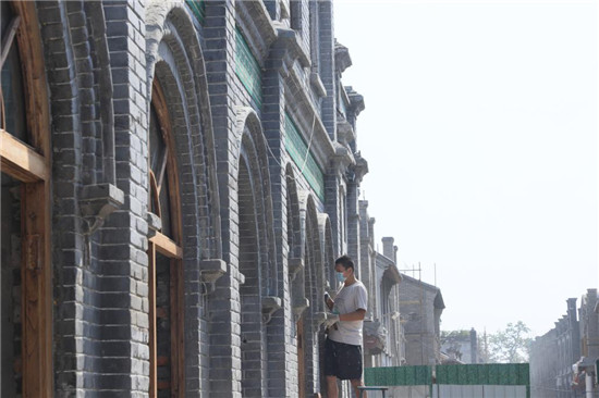 西大街改造提升工程现场。 范文寒摄