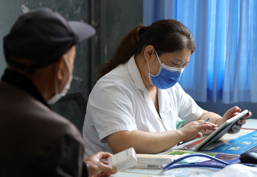 河北省邢台市廣宗縣大平台鄉衛生院的醫生在為老年人做免費健康體檢。 王壘攝