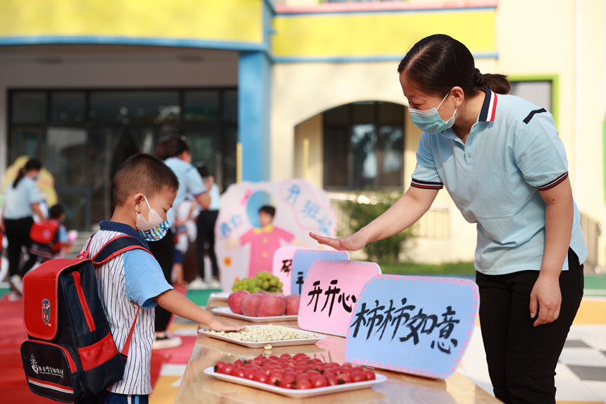 2022年9月5日，河北省邯郸市邯山区张庄桥实验幼儿园小朋友在参加开学活动。李昊摄