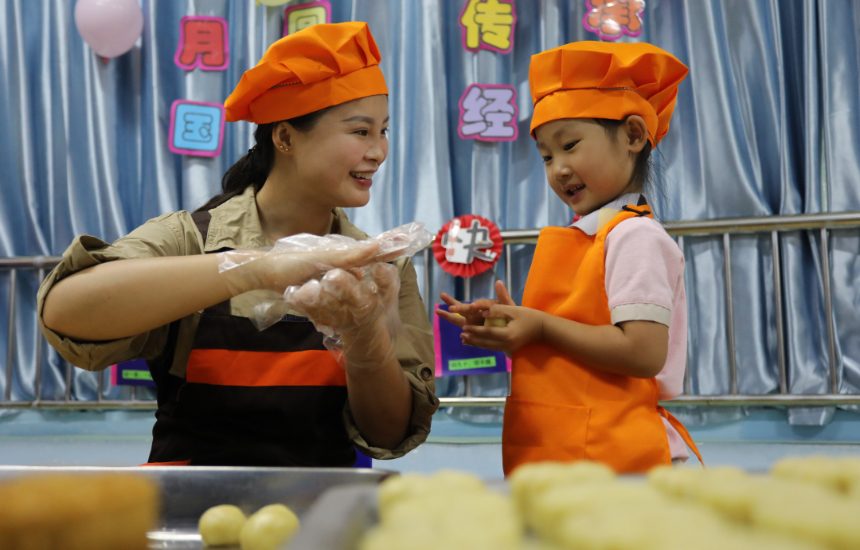 临城县县直幼儿园的小朋友在老师的指导下学习制作月饼。宋继昌摄