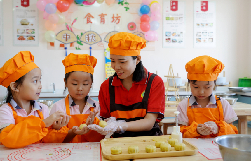 临城县县直幼儿园的小朋友在老师的指导下学习制作月饼。宋继昌摄