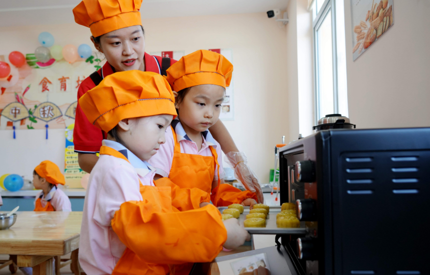 临城县县直幼儿园的小朋友在老师的指导下体验月饼制作。宋继昌摄