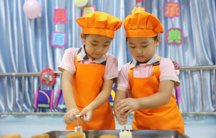 临城县县直幼儿园的小朋友在学习制作月饼。宋继昌摄