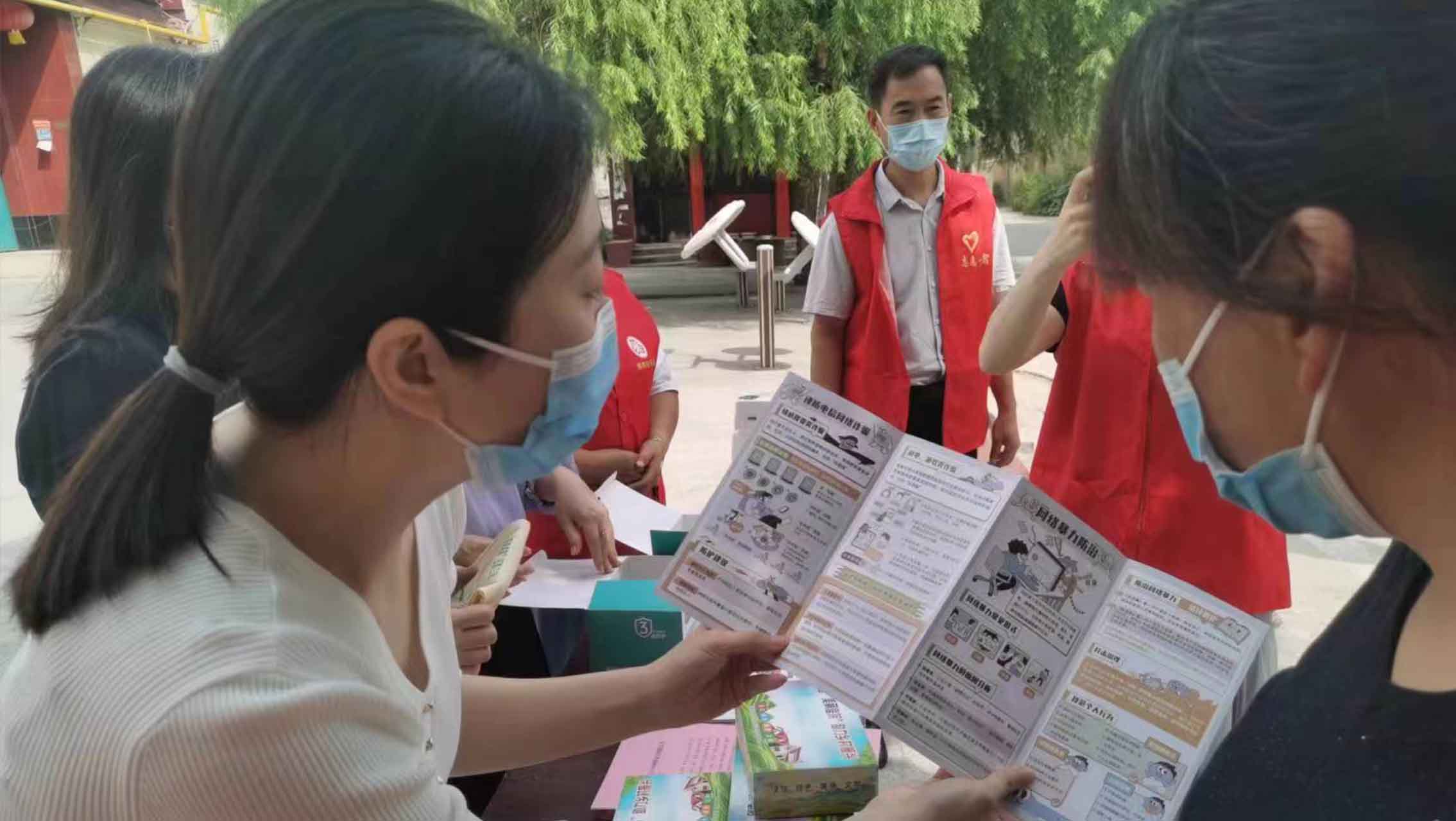 邯郸经济技术开发区工作人员在社区宣传活动国家网络安全知识。 吴洋摄